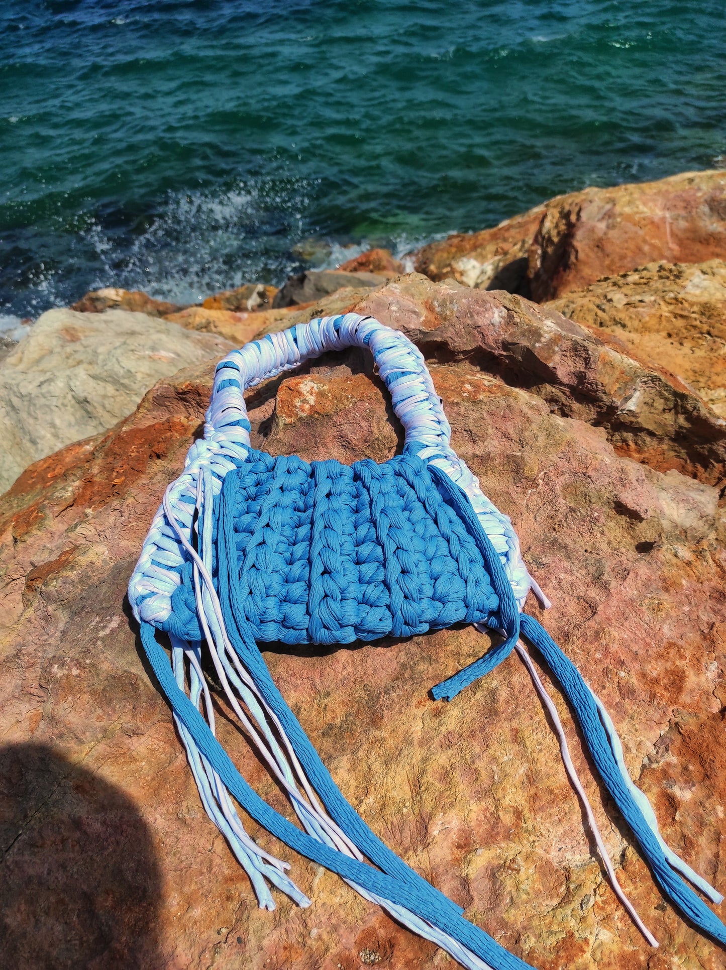 Country Bag - Sac en crochet avec franges bleu ciel et blanc tendance en fils t-shirt reyclés Markus