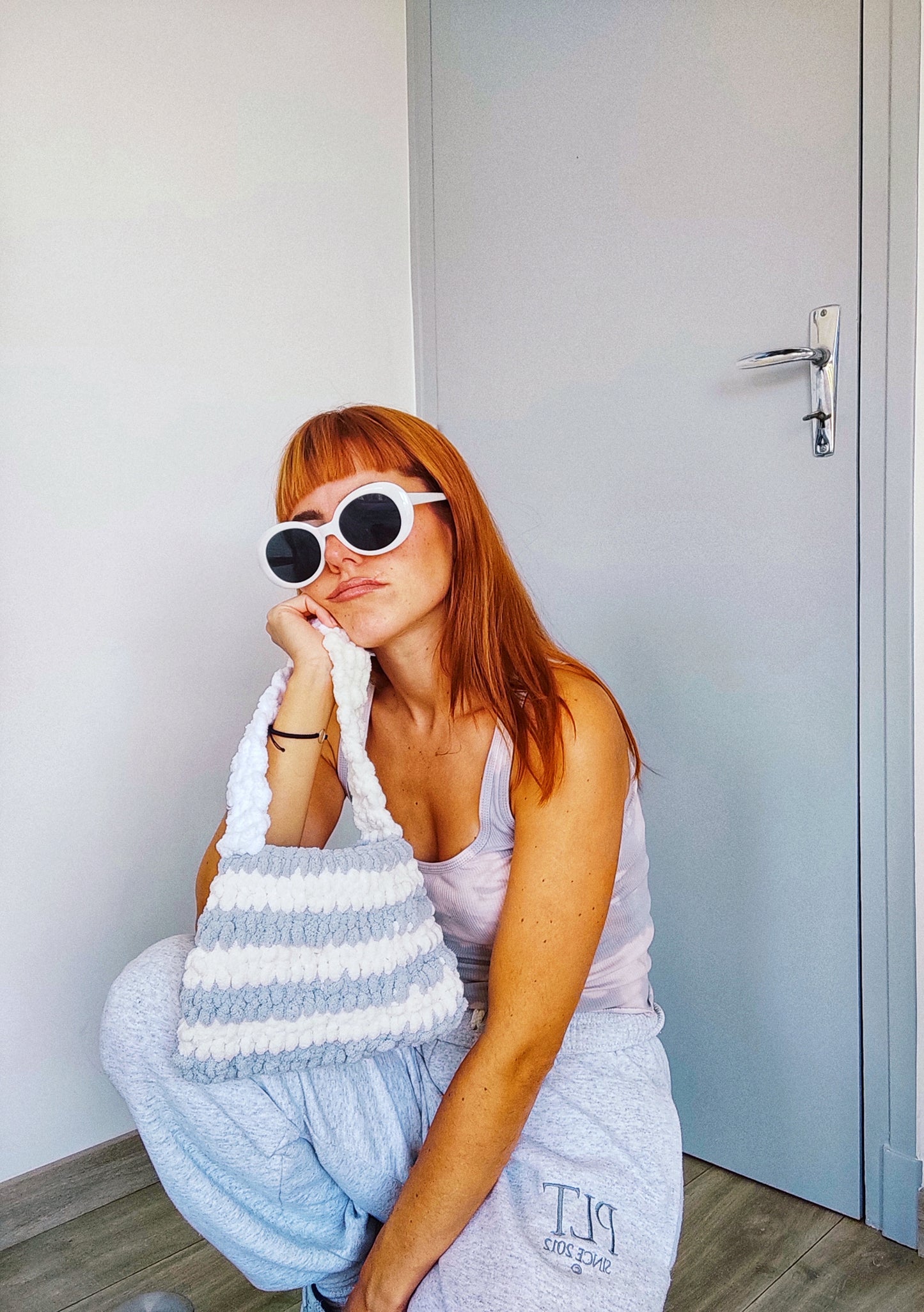 Sac à main tendance pilou pilou blanc gris crocheté fabriqué main femme