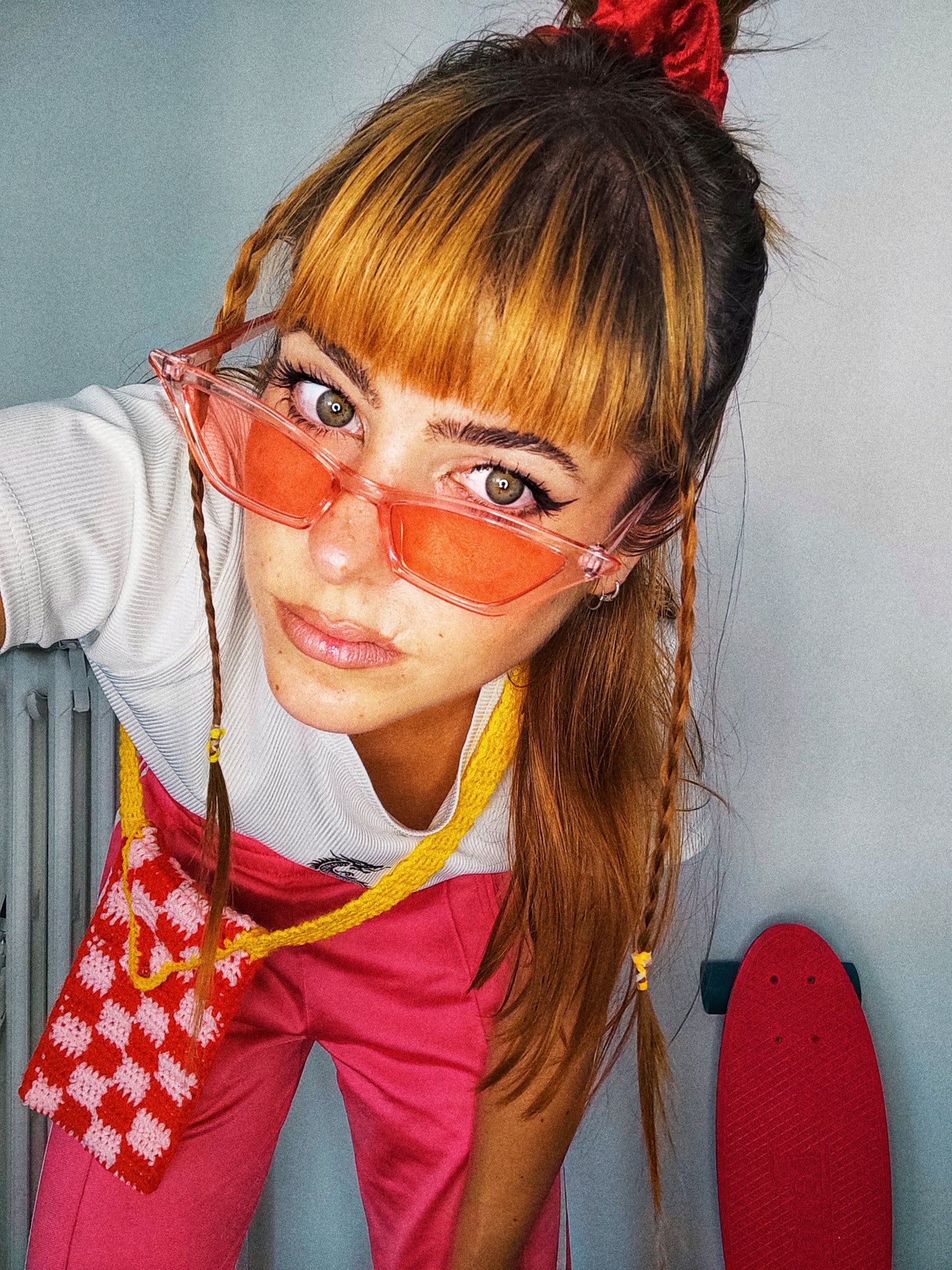 Sacoche Dua Lipa damier rouge et rose au crochet Smartphone