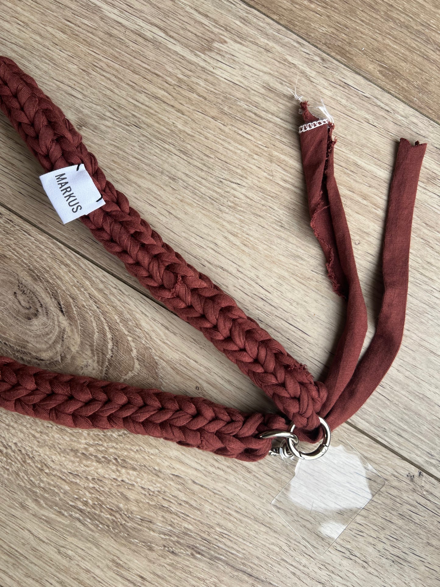 Sangle cordon téléphone chic et tendance au crochet adaptable pour tous smartphone fait main marron