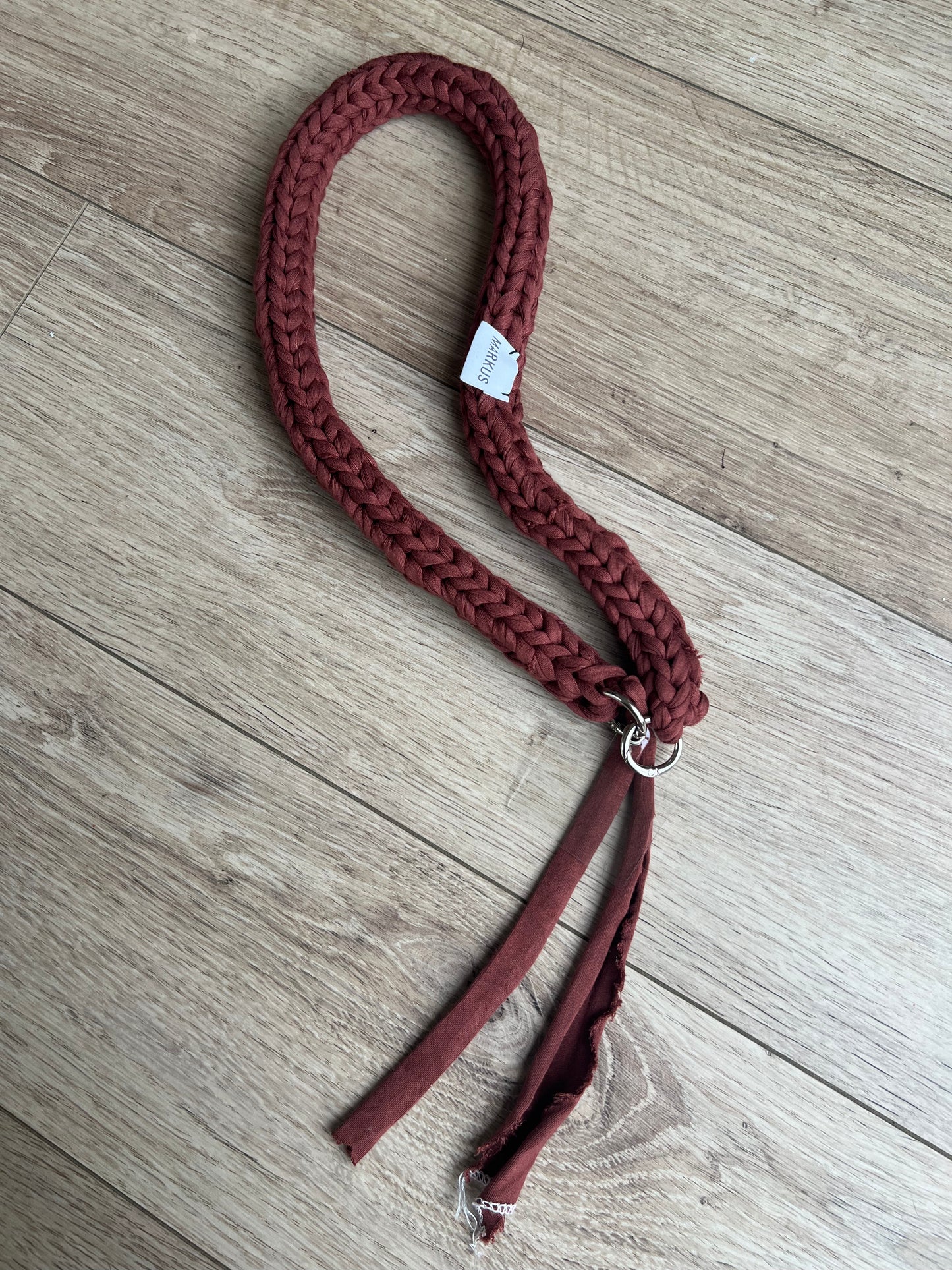 Sangle cordon téléphone tendance et chic au crochet adaptable pour tous smartphone fait main marron