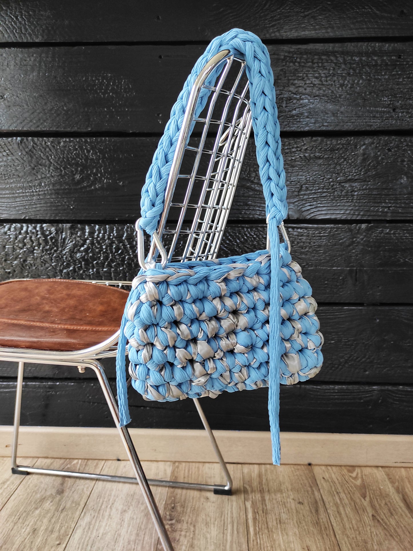 Agua Bag - Sac à main bleu bébé tendance ruban satin argenté crochet fait main