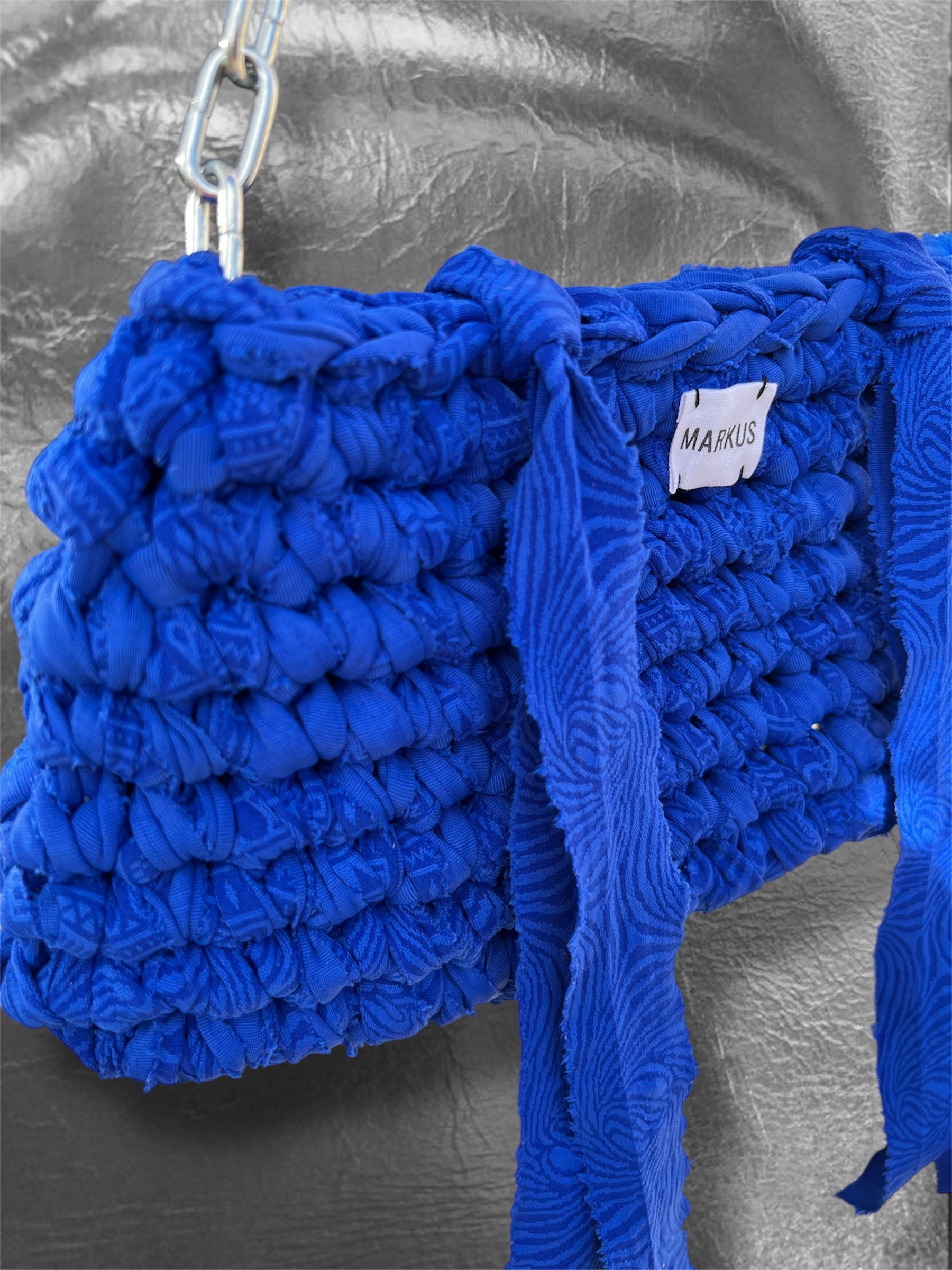 Chainus - Sac à main crochet avec détails chaînes imprimés bleu roi t-shirt recycled