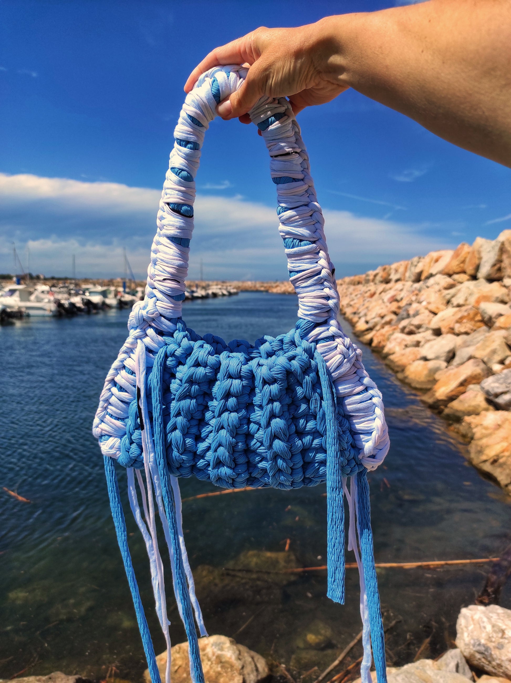 Country Bag - Sac en crochet avec franges bleu ciel et blanc Markus