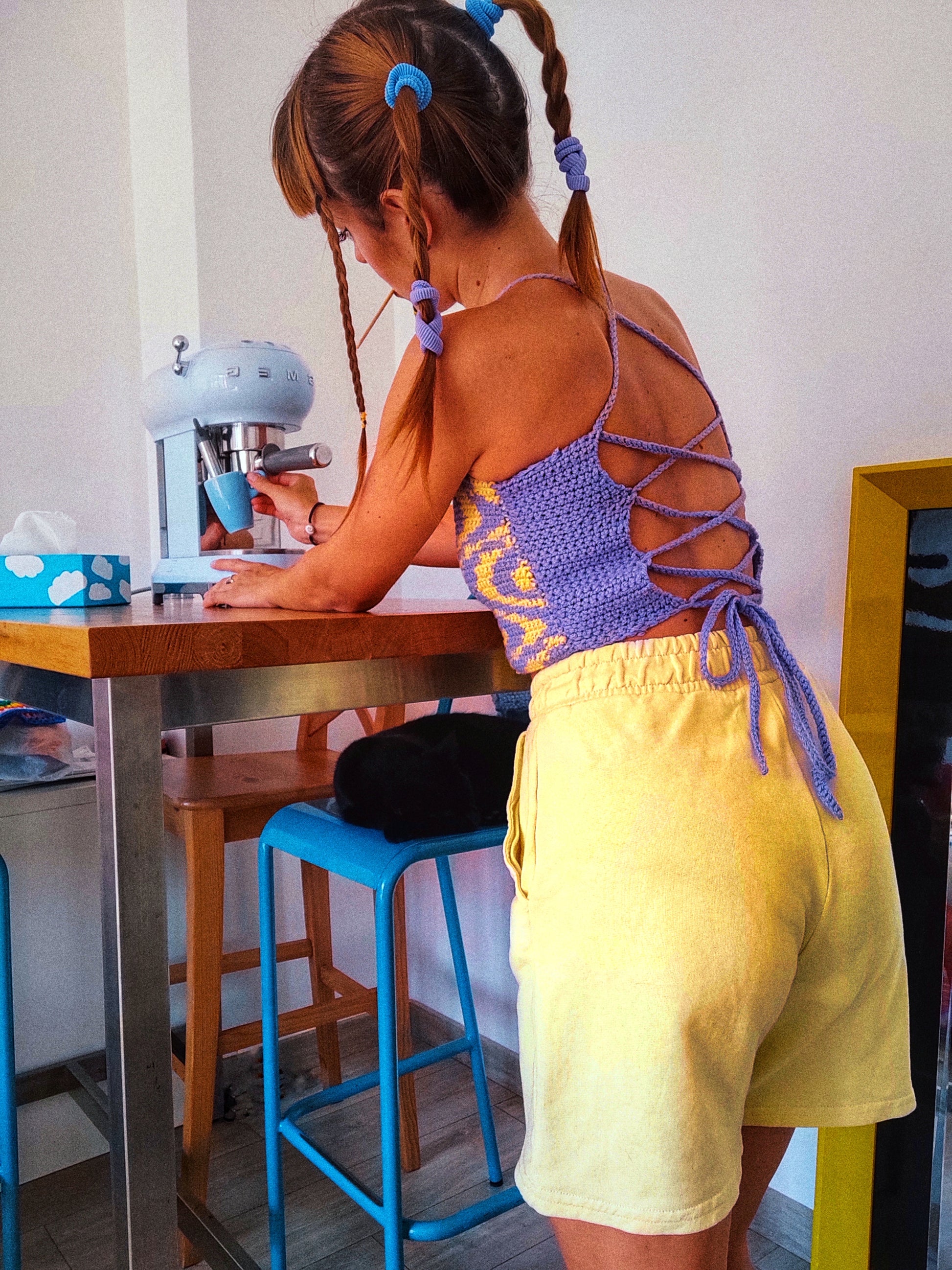 Crop top dos nu lacet tendance violet et jaune au crochet femme