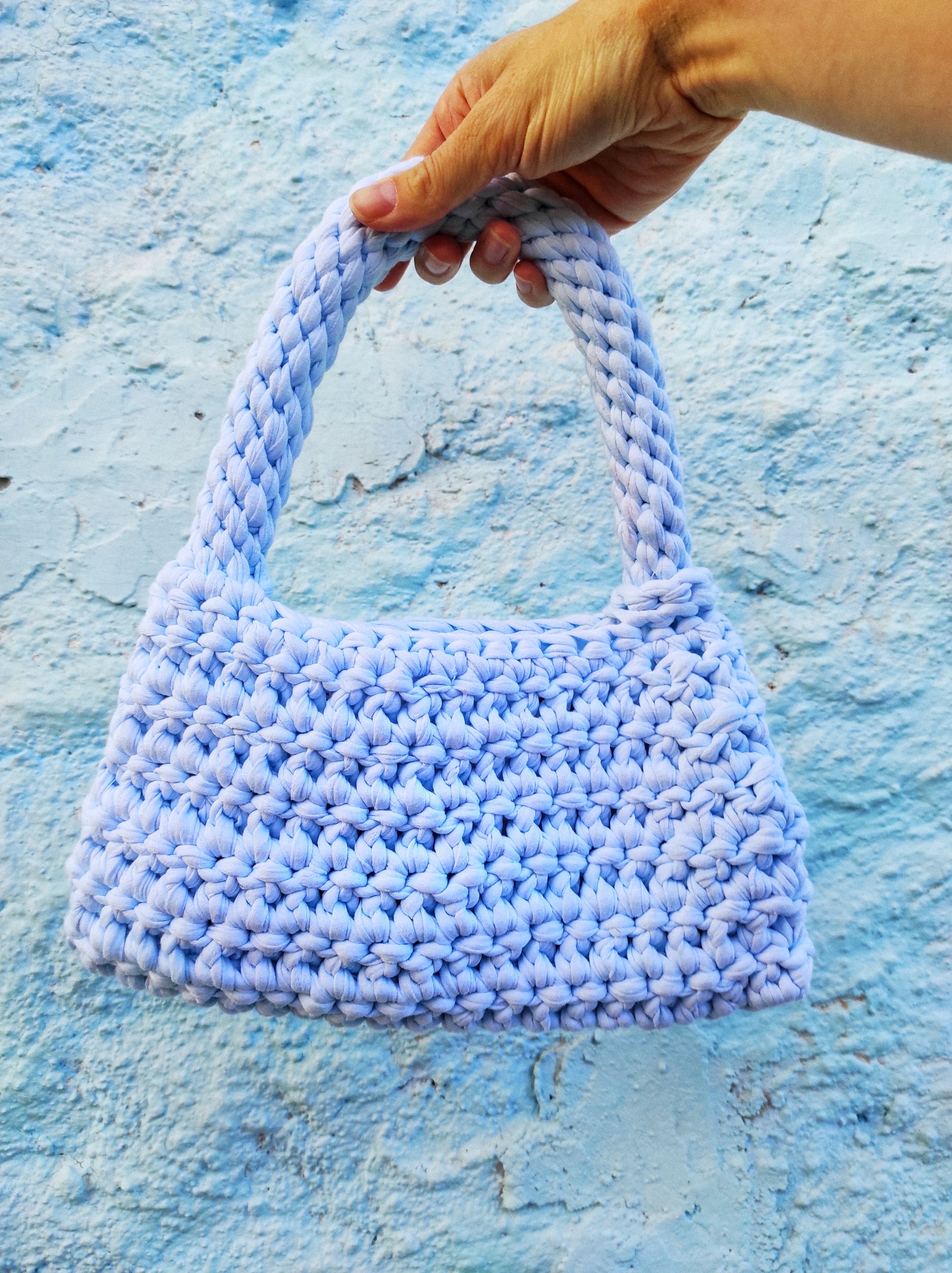 Sac à main tendance crocheté fils recyclés bleu fait main