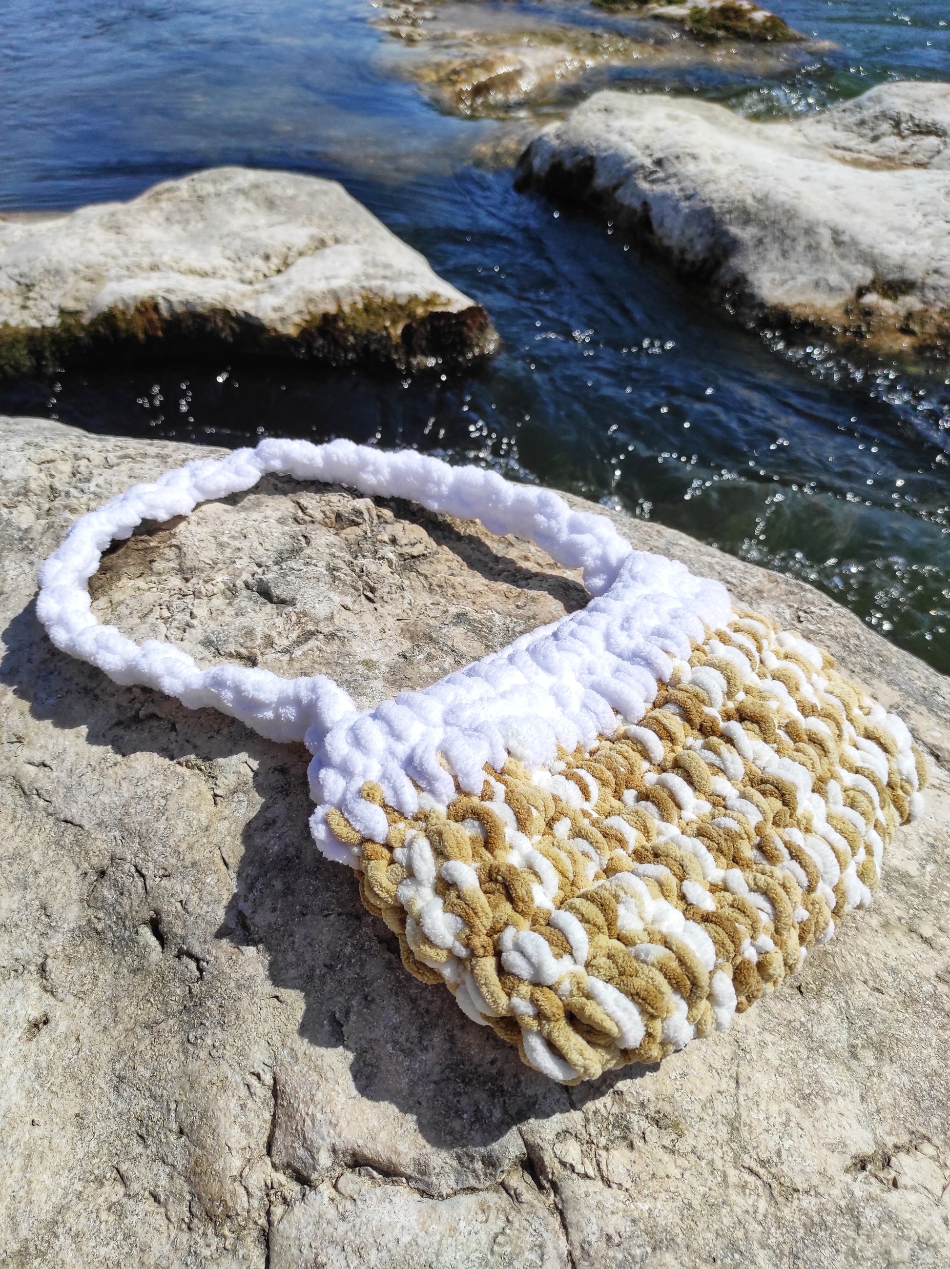 Sac à main tendance crochetée pilou pilou beige femme