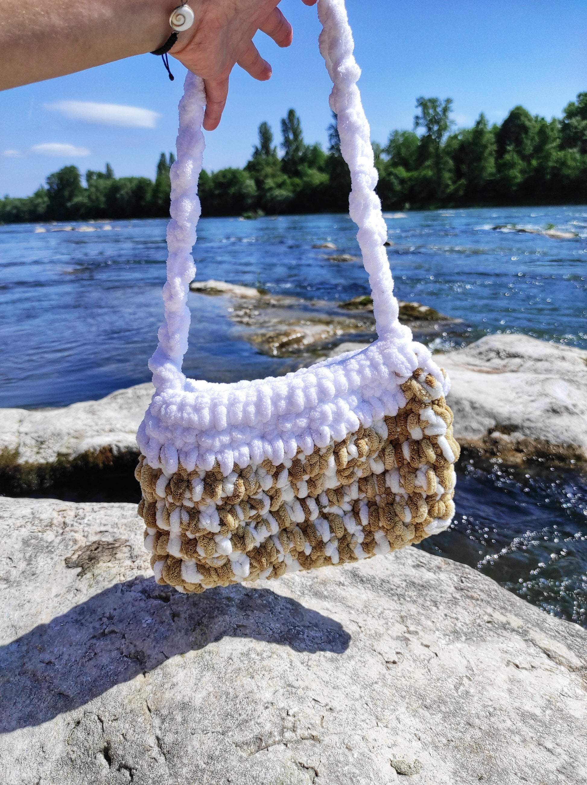 Sac à main tendance crochetée pilou pilou femme