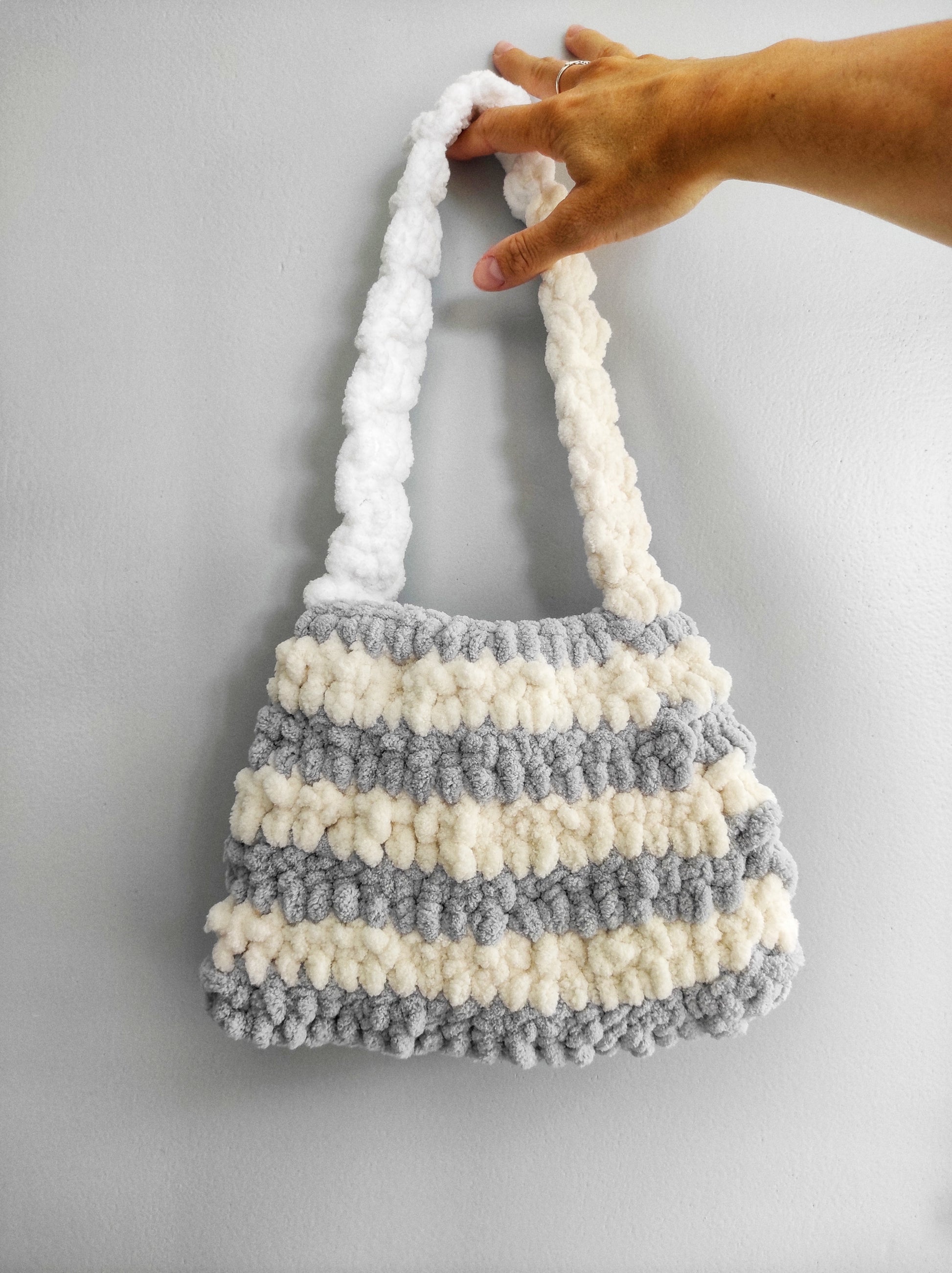 Sac tendance pilou pilou blanc gris au crochet fait main femme