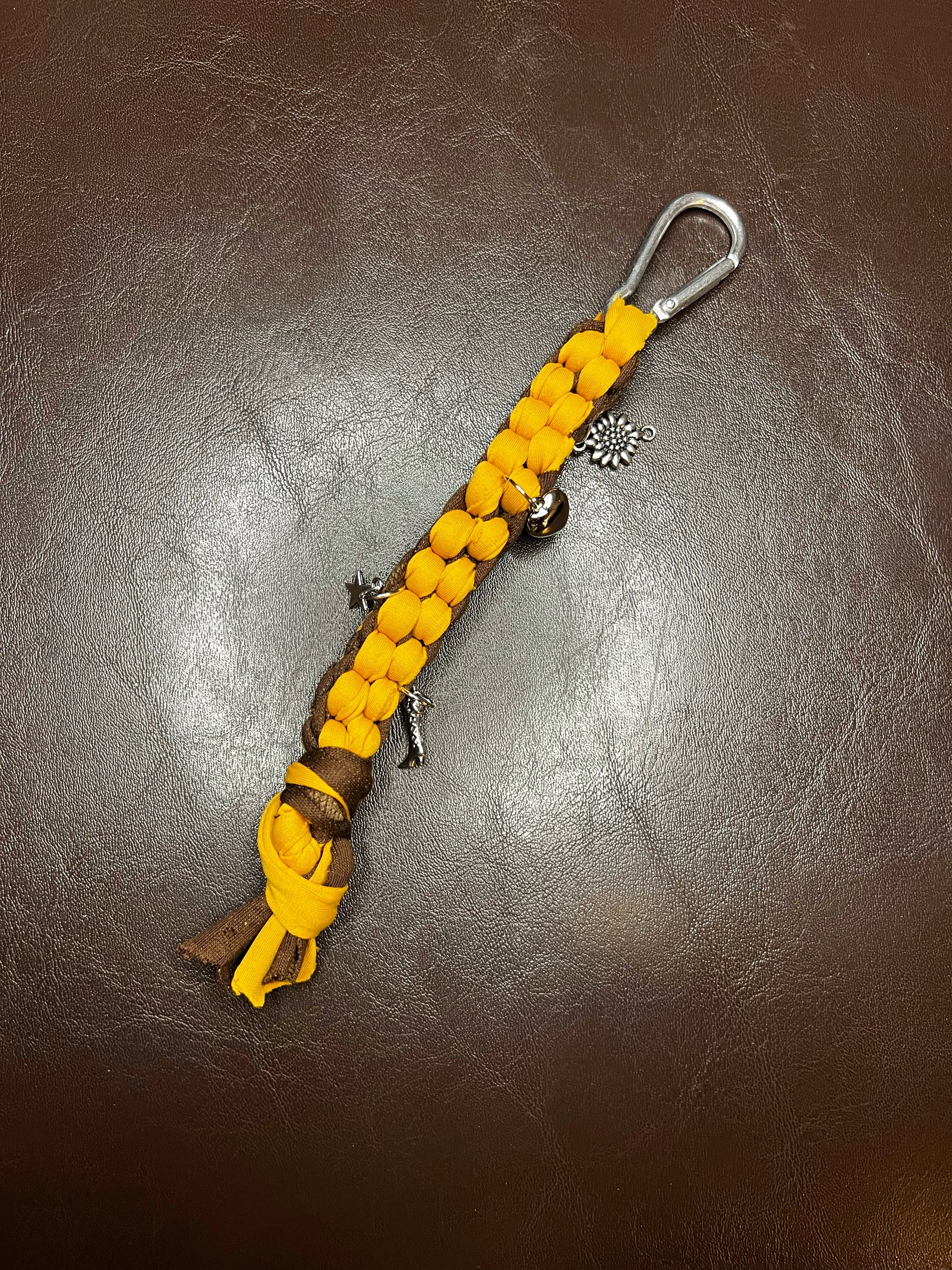 Scoubidus - Porte clés scoubidou en fils t-shirt recyclés marron moutarde