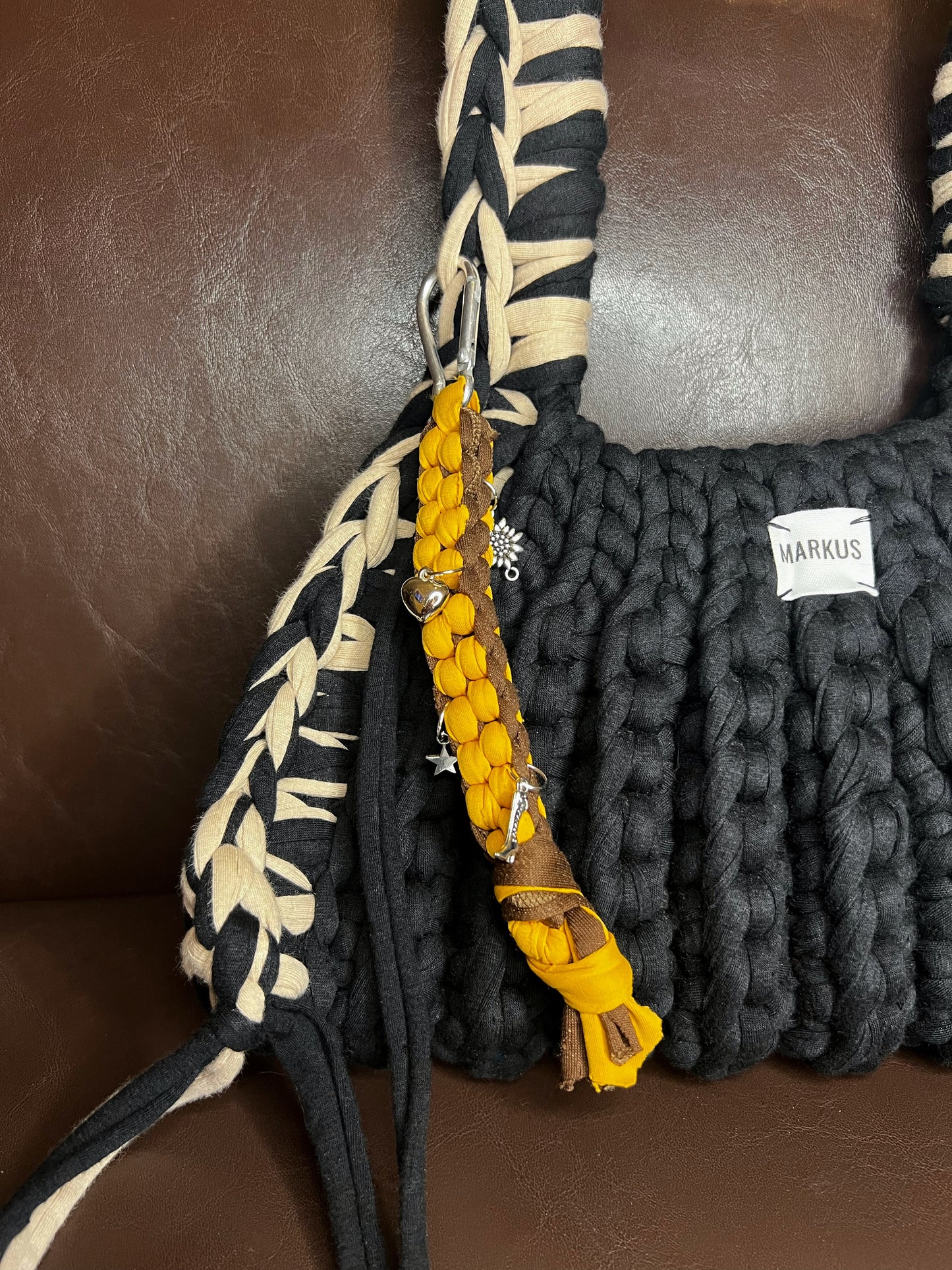 Scoubidus - Porte clés scoubidou en fils t-shirt recyclés marron moutarde charmes
