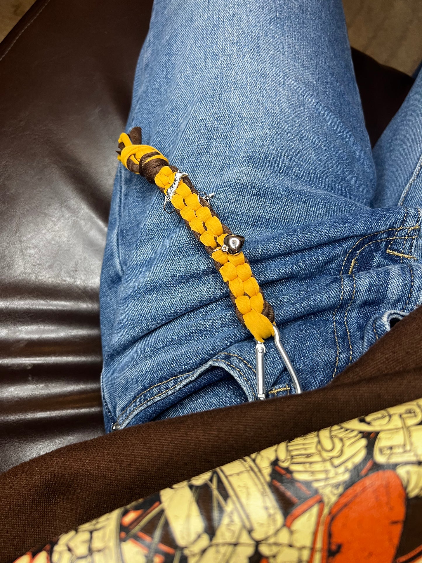 Scoubidus - Porte clés scoubidou en fils t-shirt recyclés marron moutarde charmes tendance