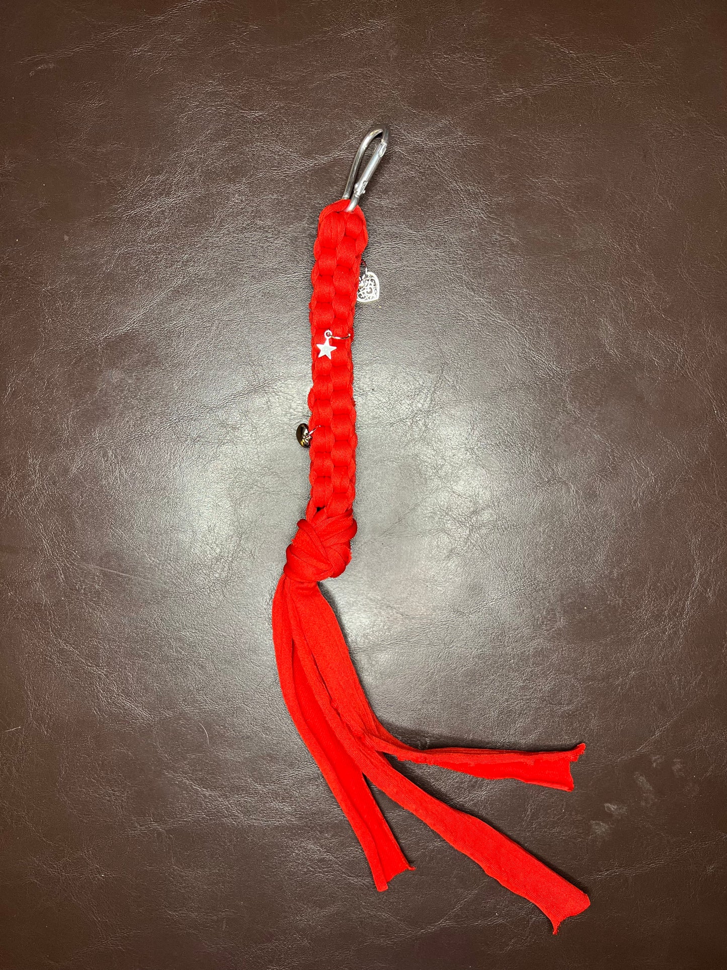 Scoubidus - Porte clés scoubidou en fils t-shirt recyclés rouge charmes