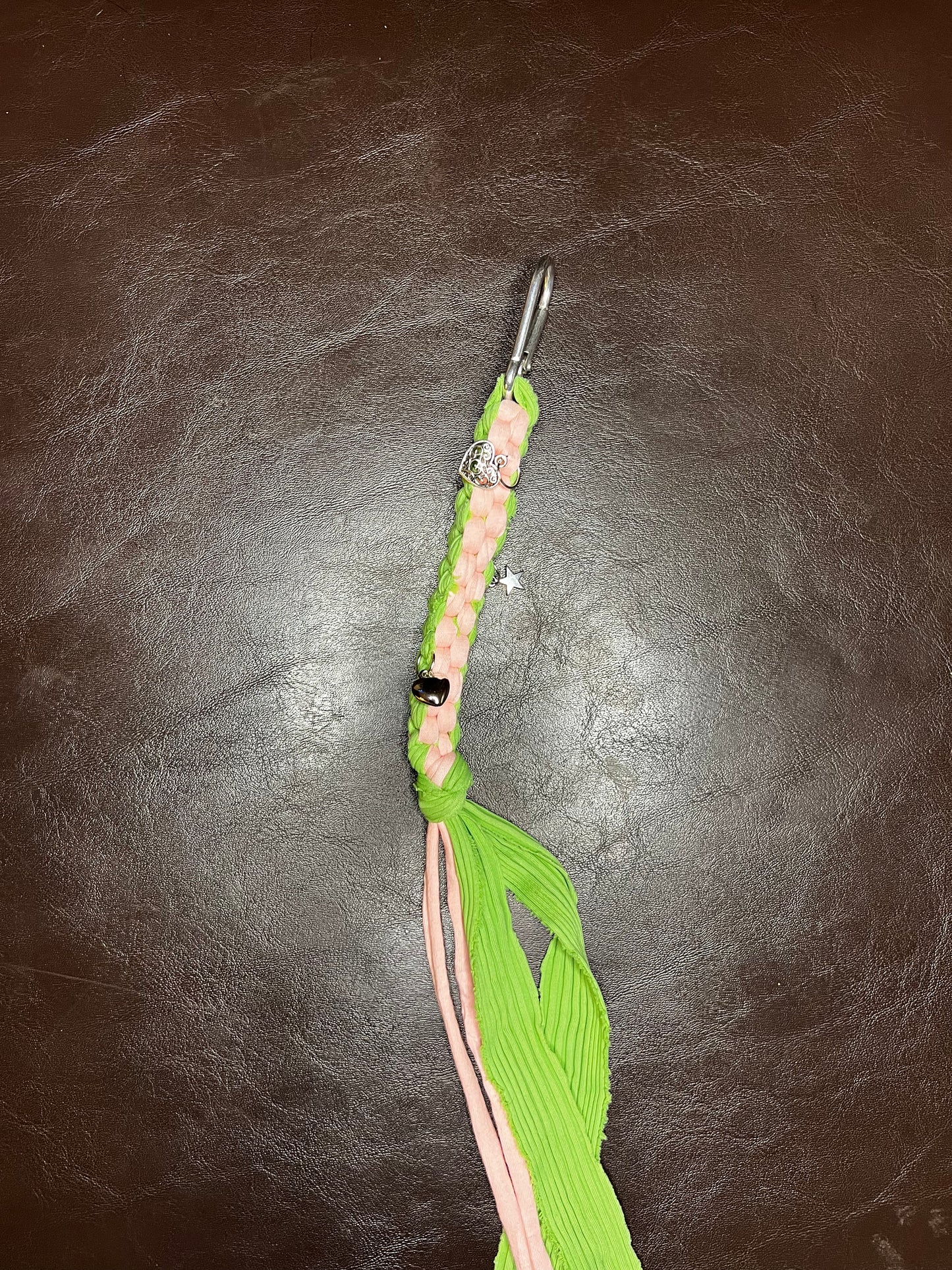 Scoubidus - Porte clés scoubidou en fils t-shirt recyclés vert matcha rose charmes